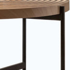 Table basse ronde au design moderne avec piètement en métal croisé